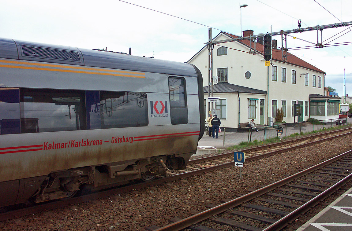 Ett "Kust till Kust"- tåg typ X32 i Emmaboda 2004. Dessa motorvagnar trafikerade banan mellan 2002 och 2007. Foto Markus Tellerup.