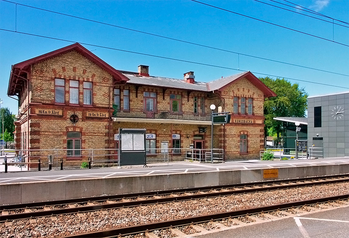 Stationshuset i Kungsbacka 2004. Till höger syns en bit av det nya resecentrat som invigdes året innan. Foto Markus Tellerup.