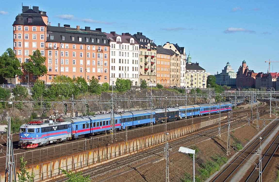 Bild: Ett InterCity-tåg Stockholm-Västerås-Göteborg lämnar Stockholm i juni 2004.
