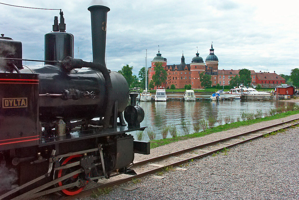 Östra Södermanlands Järnväg lok 3 "Dylta" och Gripsholms slott i Mariefred 2004. Foto Markus Tellerup.