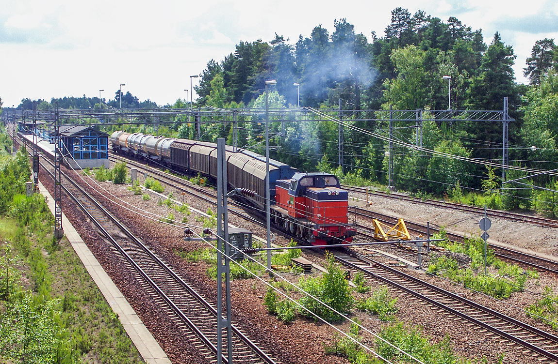 Green Cargo T44 356 avgår från Jordbro med dagens vagnuttagning mot Älvsjö i juni 2004