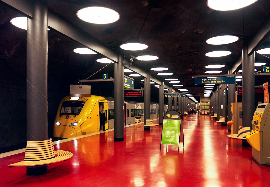 Bild: Ett X3-tåg från Stockholm har nått slutstationen Arlanda Norra. Foto 2004, Markus Tellerup.