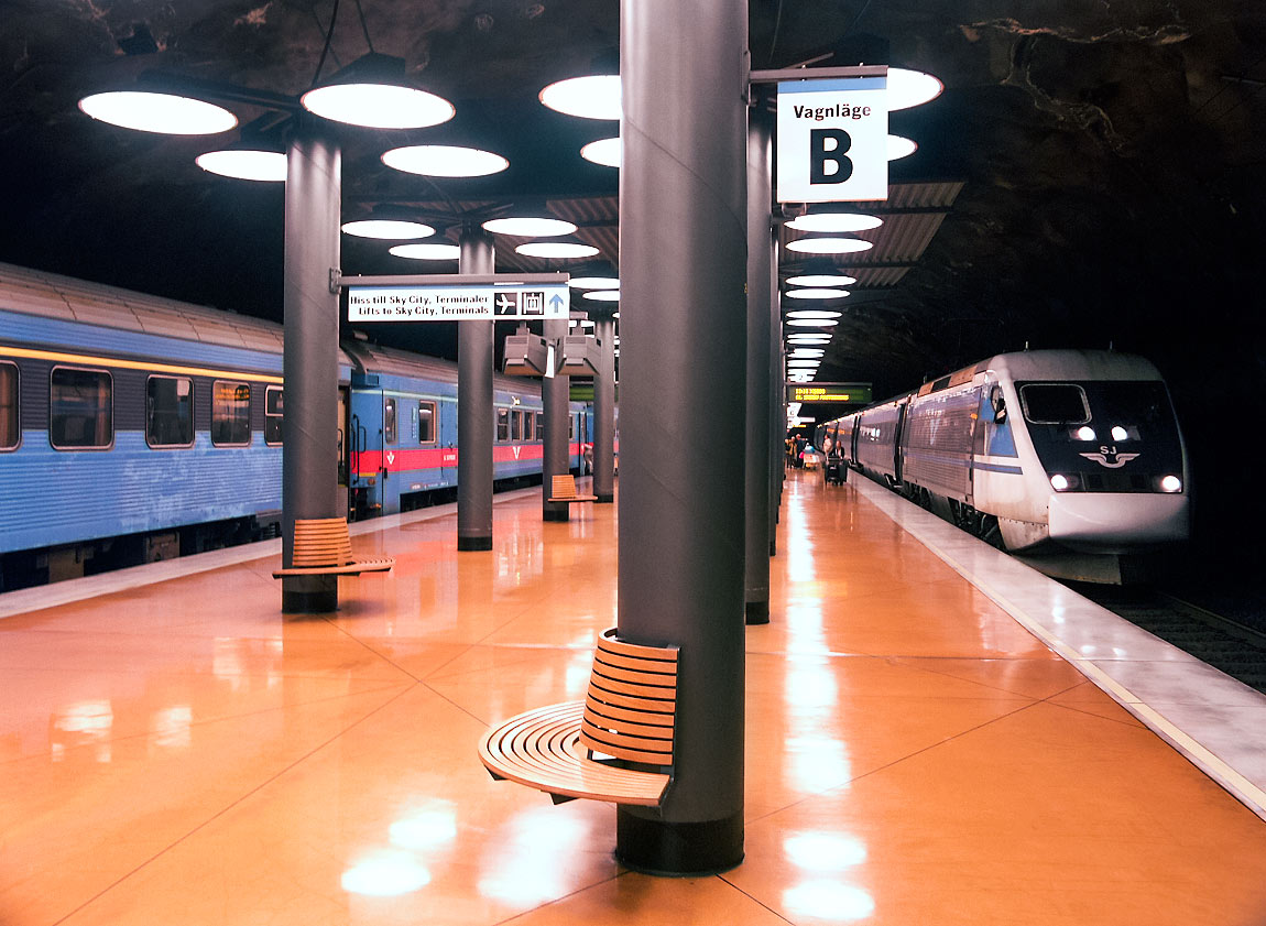 X2 2022 främst i ett X2000-tåg Sundsvall-Stockholm gör uppehåll vid Arlanda C 2004. Samtidigt stannar ett Intercitytåg mot Falun. Foto Markus Tellerup.