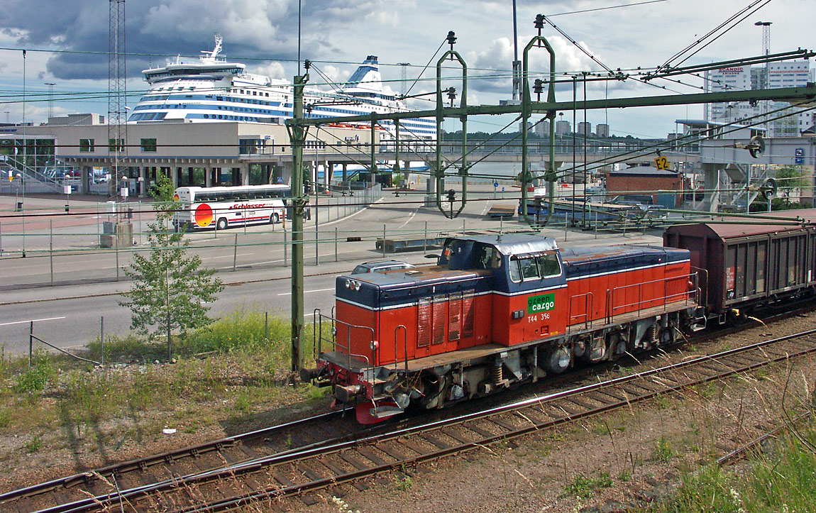 T44 356 växlar vagnar i Värtan sommaren 2004. I Värtahamnen ligger Finlandsfärjan Silja Symphony vid kaj. Foto Markus Tellerup.