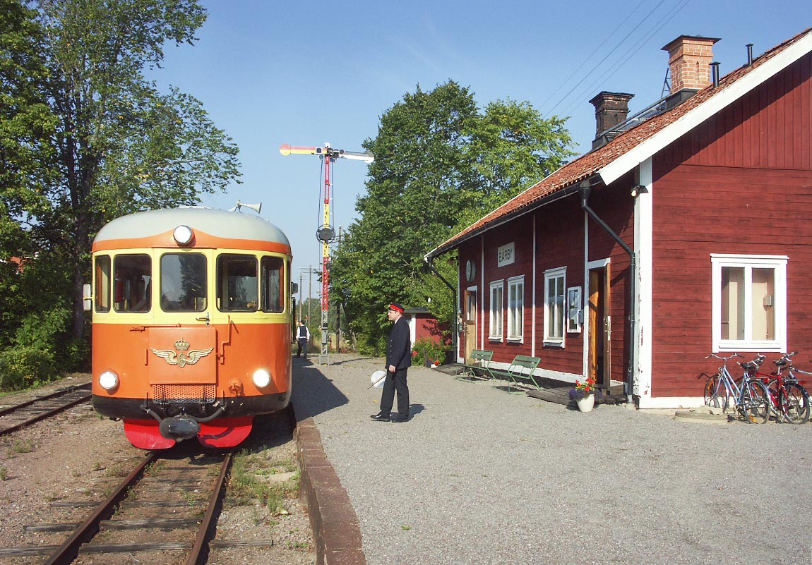 Tåg mot Faringe med YP 885 och UBFYP 2109 gör uppehåll i Bärby 2004