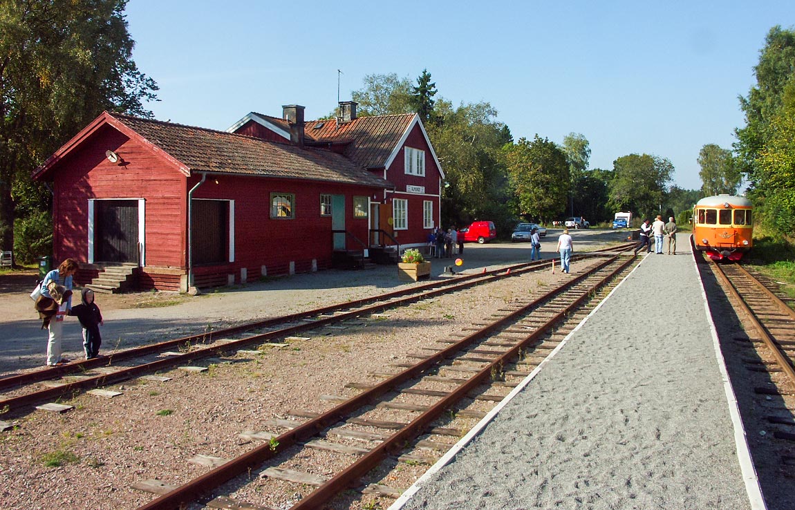 Stationen i Almunge 2004.