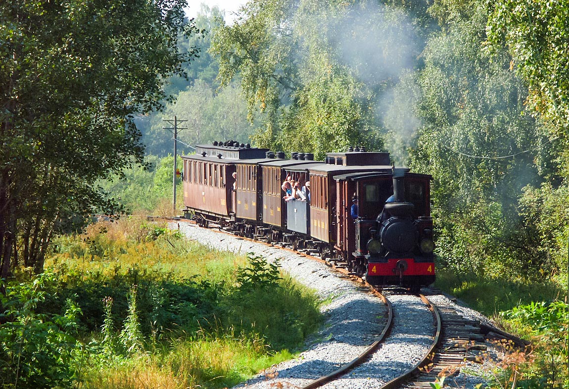 Ett tåg närmar sig slutstationen i Faringe i början av september 2004