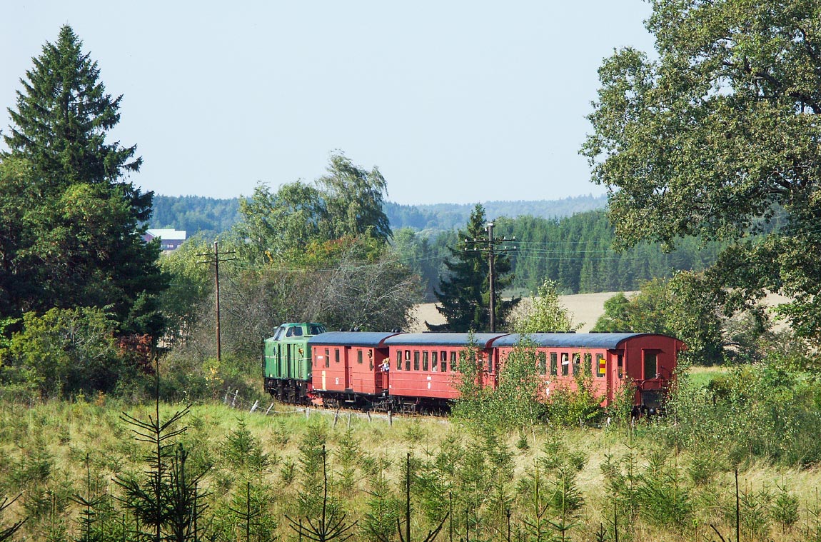 Tp-loket 3515 med persontåg mot Uppsala mellan Marielund och Bärby 2004