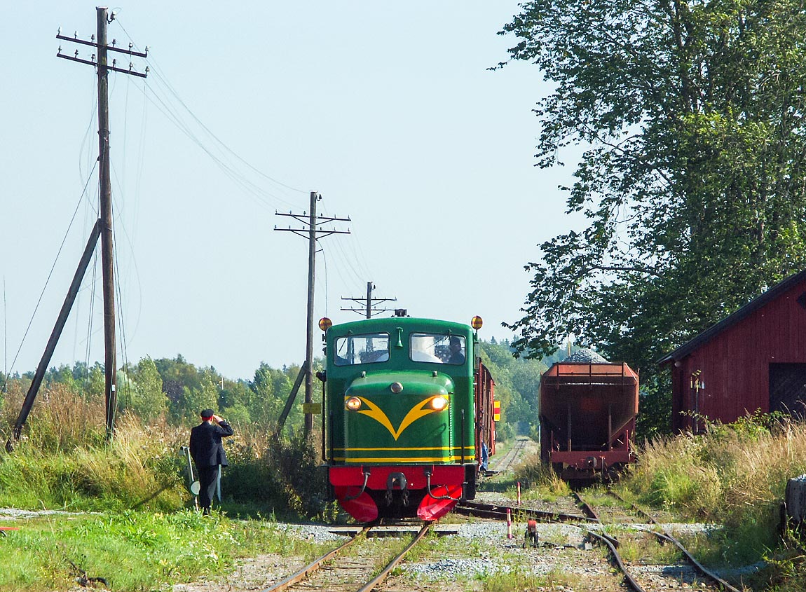 Ett blandat tåg från Almunge draget av lokomotorn SRJ Z6p nr 3 ankommer Bärby sommaren 2004