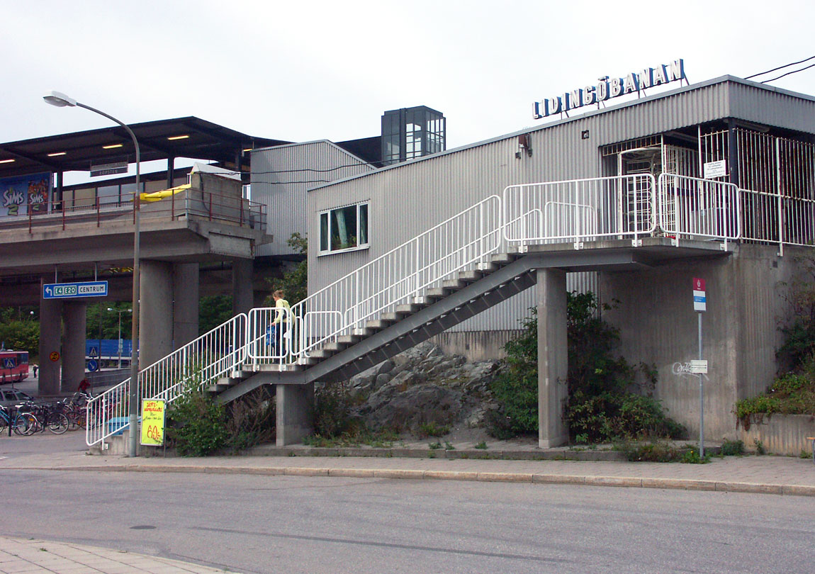 Lidingöbanans station i Ropsten 2004. Huset i korrugerad plåt är från 1967 och finns ännu kvar. Till vänster syns tunnelbanans ändstation vars viadukt aldrig (?) kom att byggas vidare över till Lidingö. Foto Markus Tellerup.