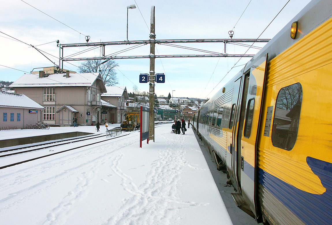 Ett X2000-tåg Stockholm-Oslo under uppehållet i Kongsvinger den 21 januari 2005. Hösten 2015 kommer man återigen att kunna åka X2000 hela vägen mellan Stockholm och Oslo, dock inte i lika färgglada tåg som Linx-tåget på bilden. Foto Markus Tellerup.