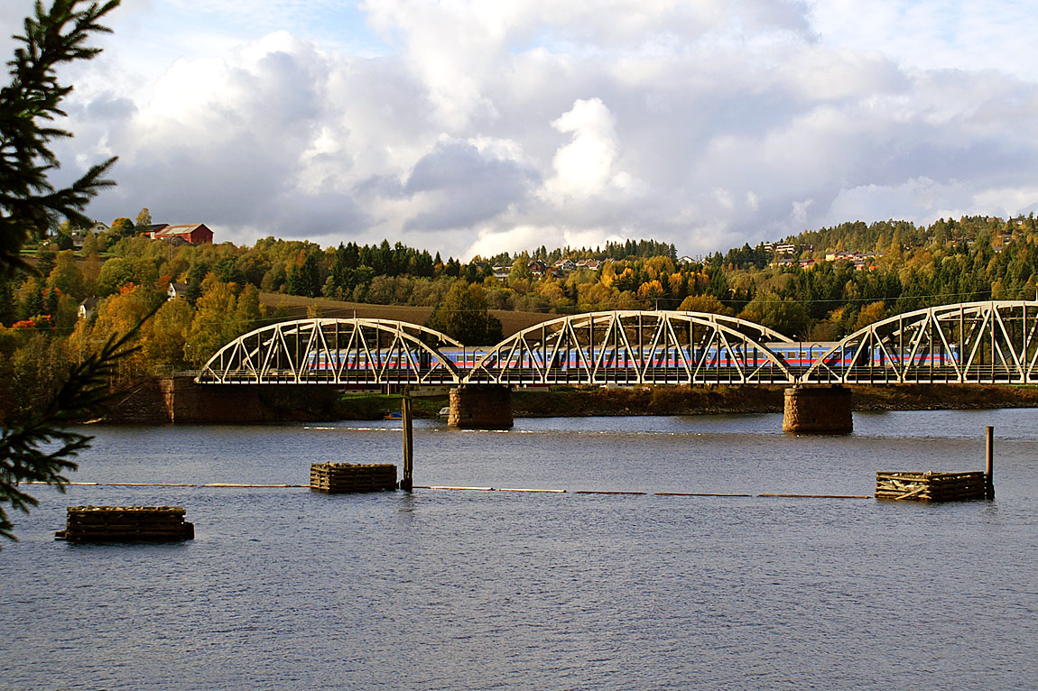 Ett tåg Oslo-Stockholm korsar Glomma vid Fetsund den 29 september 2005. Vid tidpunkten gick det enbart några få tåg varje veckoslut mellan huvudstäderna. Foto Markus Tellerup.