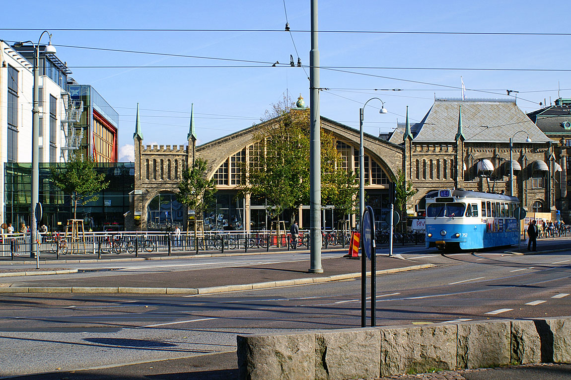 Göteborg C är idag en del av ett stort komplex, om- och tillbyggt ett flertal gånger. Mitt i bilden syns den fd banhallen som härstammar från 1856. Den gjordes om till vänthall 1923. Till vänster syns det betydligt modernare Centralhuset som invigdes 2003 och hyser hotell och kontor. Längre till vänster utanför bild följer Nils Ericson-terminalen för busstrafiken. Foto i oktober 2005, Markus Tellerup