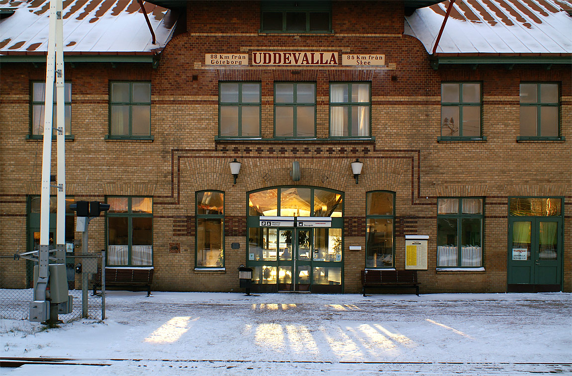 Texten på stationshuset i Uddevalla ger en järnvägshistorisk glimt - när huset byggdes 1903 var Skee tänkt som tillfällig slutstation för järnvägen till Norge och banan till Strömstad en sidolinje. Foto 2005, Markus Tellerup.