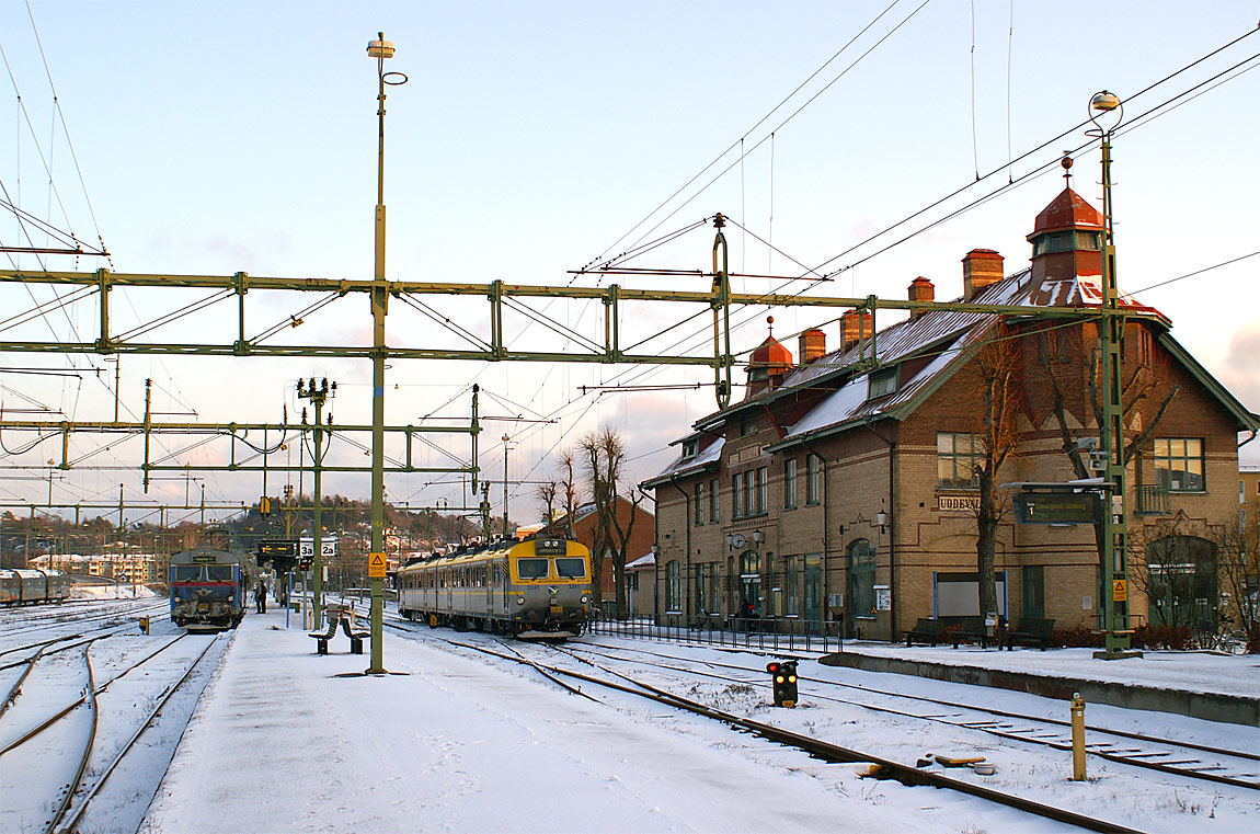 X14 3241 avgår mot Göteborg från Uddevalla den 27 december 2005. Till vänster står en X12-motorvagn mot Herrljunga-Borås-Varberg. Foto Markus Tellerup.