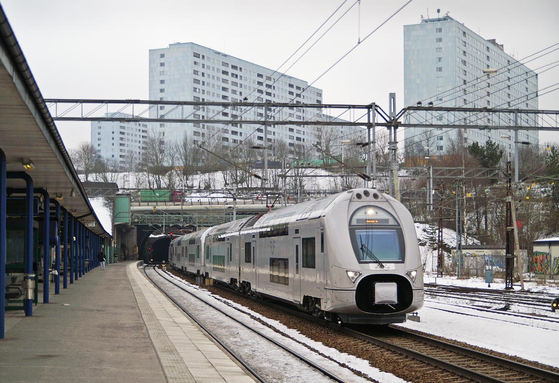 Ett femvagnars X40-tåg Linköping-Stockholm-Gävle passerar Solna station i januari 2006