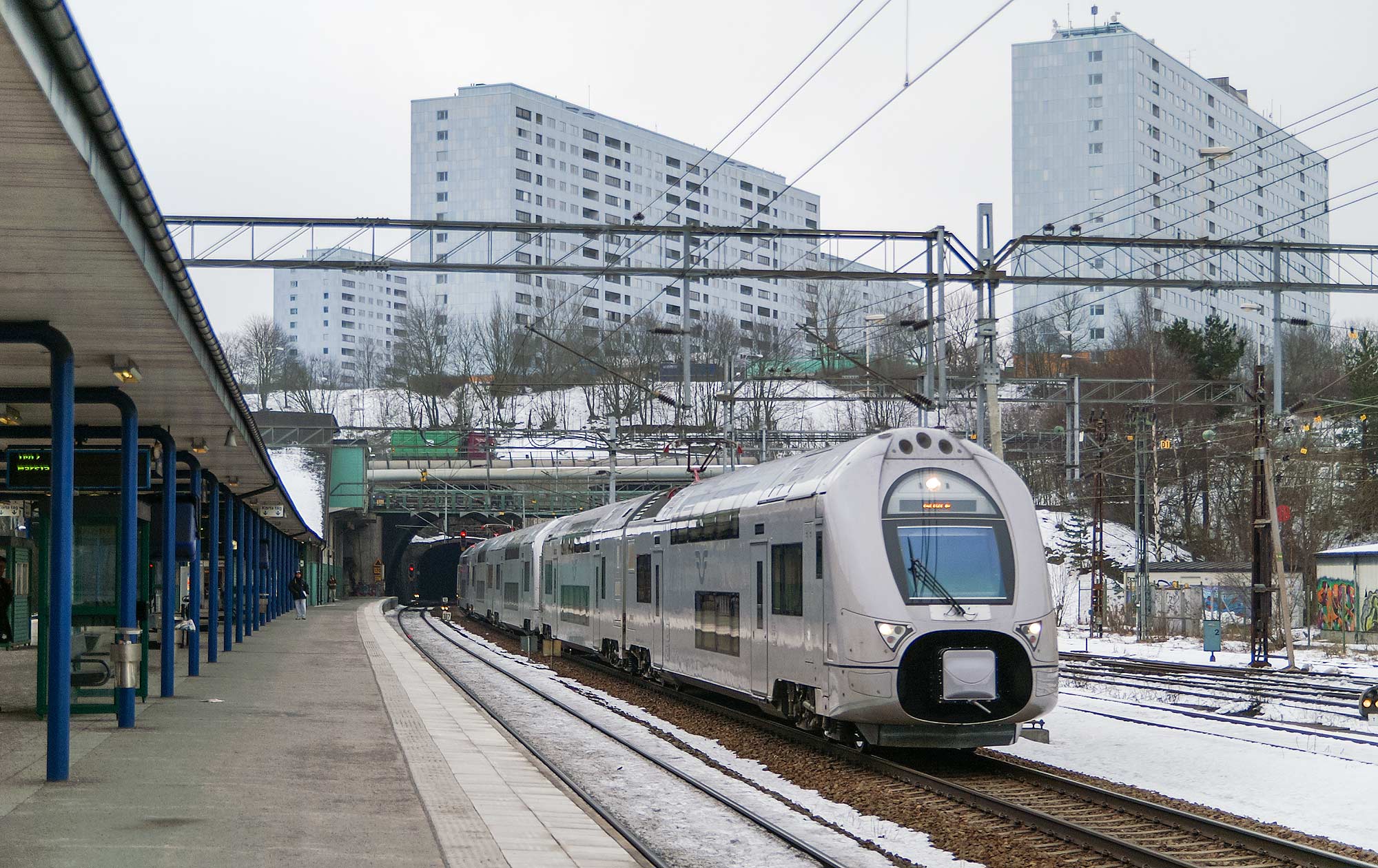 Ett femvagnars X40-tåg Linköping-Stockholm-Gävle passerar Solna station i januari 2006