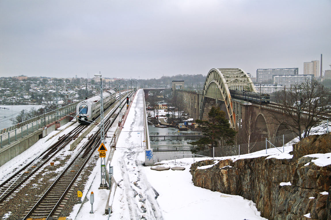 Bild: X40 möter X1 på Årstabroarna i januari 2006