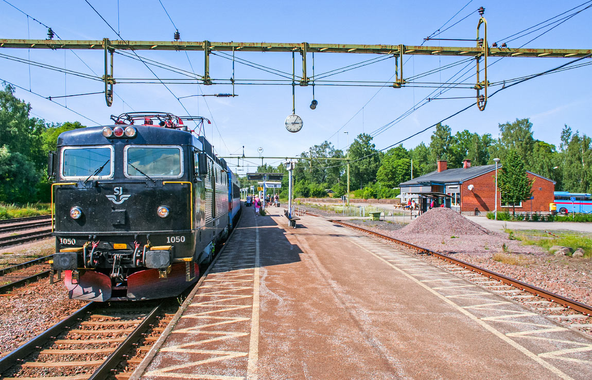 Tåg mot Stockholm gör uppehåll i Degerfors 2010. Det ursprungliga stationshuset i trä ersattes med ett nytt 1957.