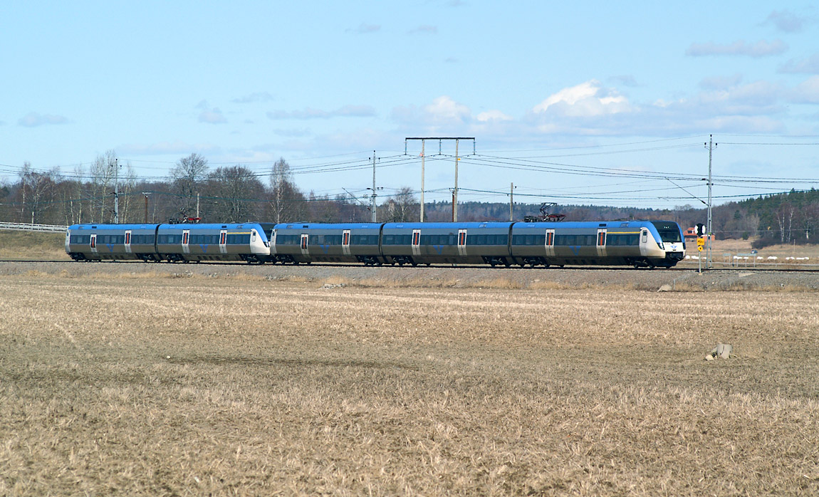 X52 3283 och 3278 som tåg Eskilstuna-Stockholm vid Malmby i april 2006. Under detta år flyttades Reginatågen till andra linjer och ersattes på Svealandsbanan av de nuvarande X40-tågen. Foto Markus Tellerup.