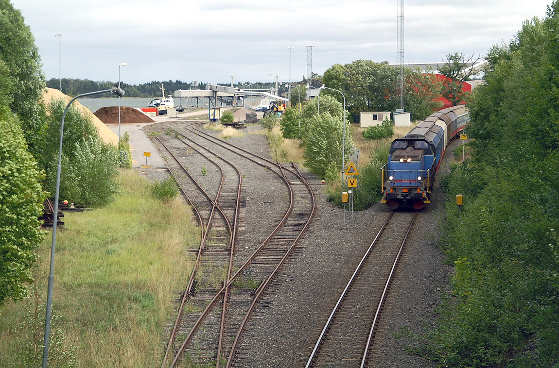 Ett T44-draget godståg från Hallstavik passerar hamnen i Hargshamn 2006. Foto Markus Tellerup.