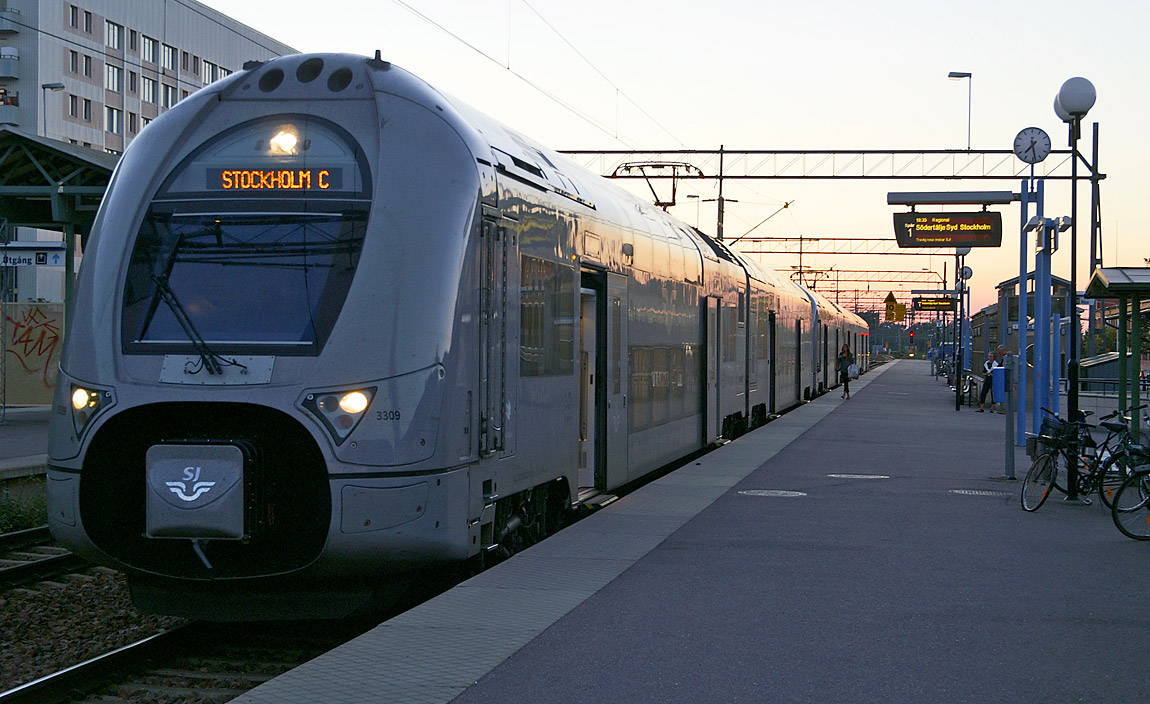 Ett kvällståg mot Stockholm med X40 3309 främst inväntar avgång i Eskilstuna i september 2006. Foto Markus Tellerup.