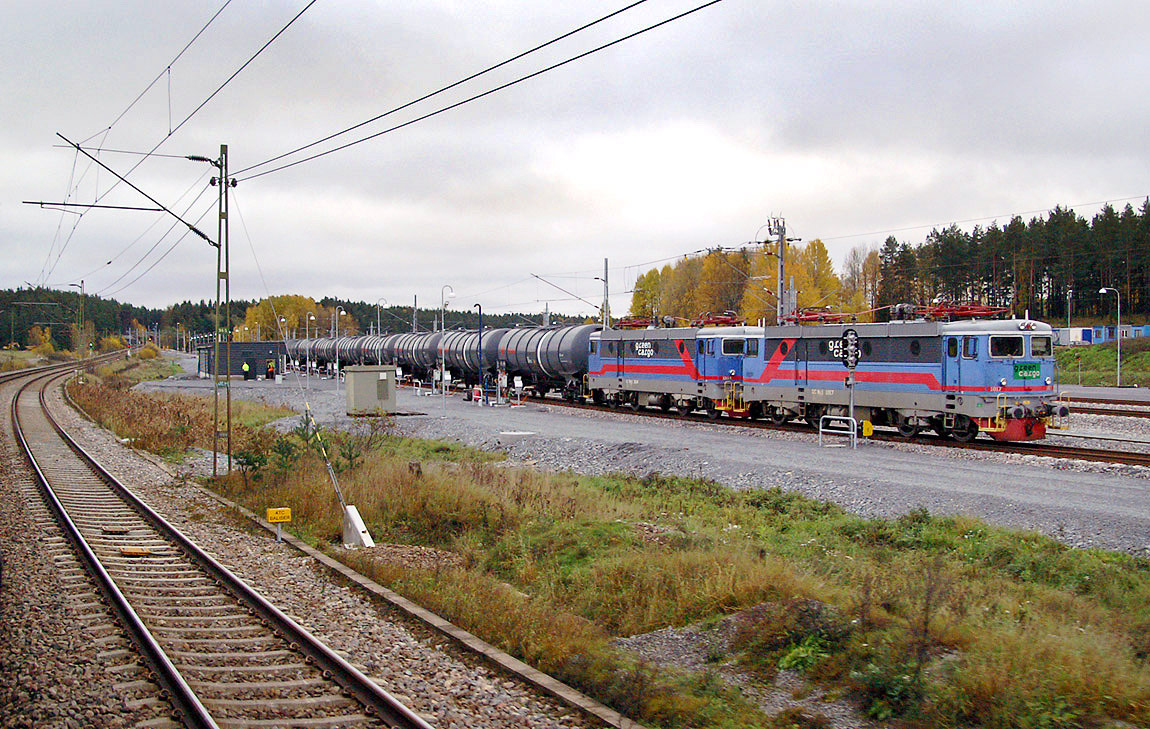 Ett flygbränsletåg töms på sin last i Brista