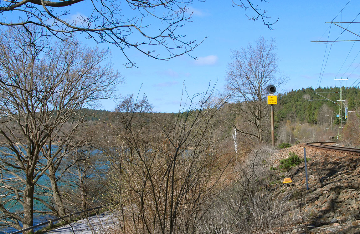 Nyköpingsbanan vid Getå. Signalen vid spåret ingår i det skredvarningssystem som finns installerat på sträckan längs Bråviken. Foto 2007, Markus Tellerup.