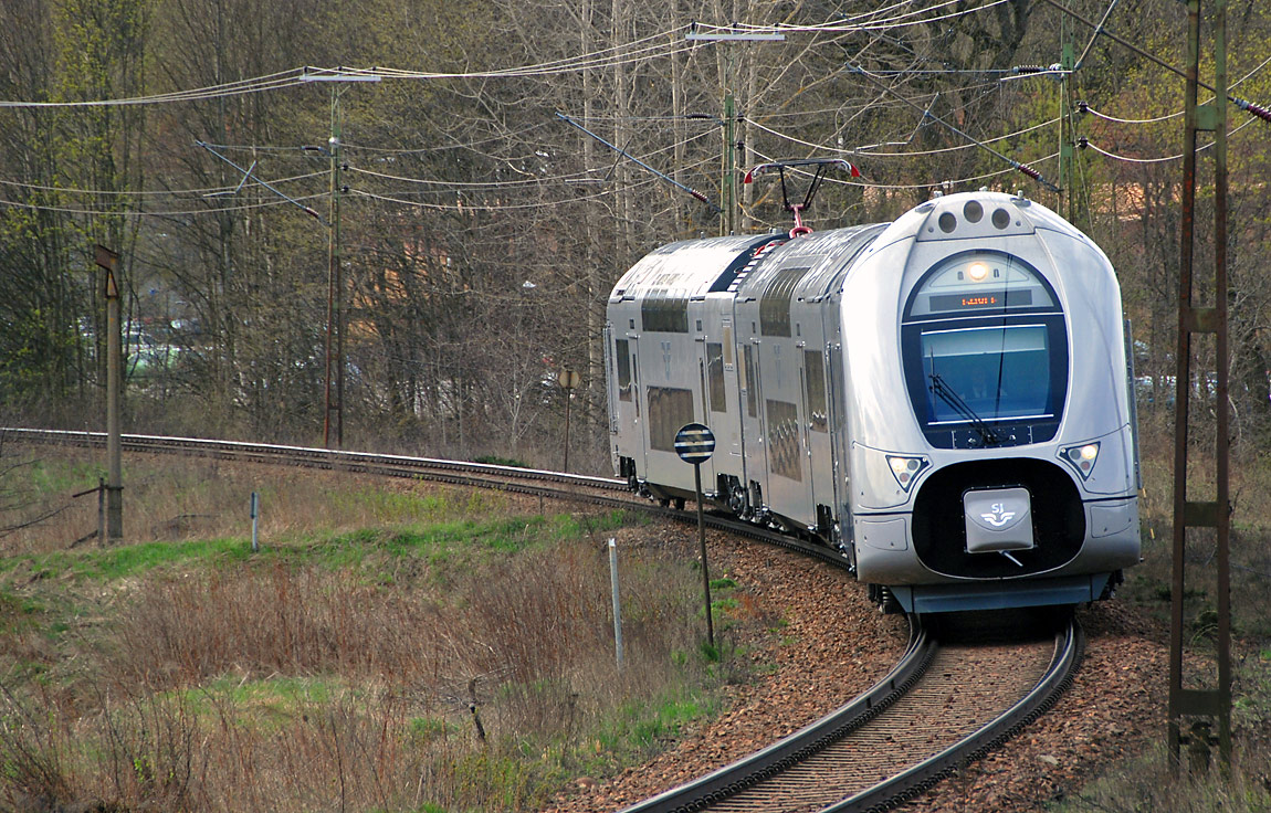 Ett trevagnars X40-tåg på väg mot Gävle i Åby 2007. Foto Markus Tellerup.