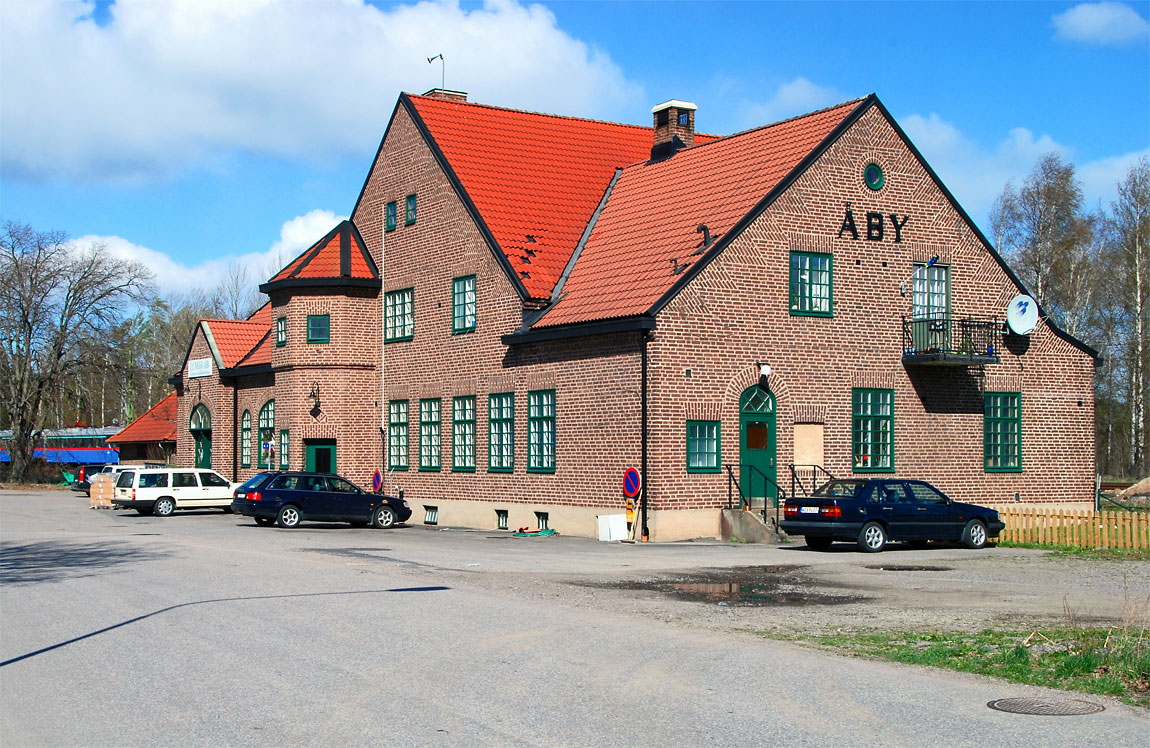 Åby stationshus 2007. I bakgrunden passerar en X12-motorvagn. Foto Markus Tellerup.