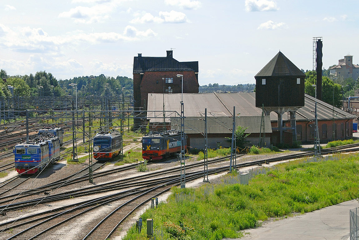 Uppställda godstågslok i Hallsberg 2007. Överliggningshuset, lokstallarna och vattentornet från förra sekelskiftet vittnar om Hallsbergs långa historia som knutpunkt. Foto Markus Tellerup.