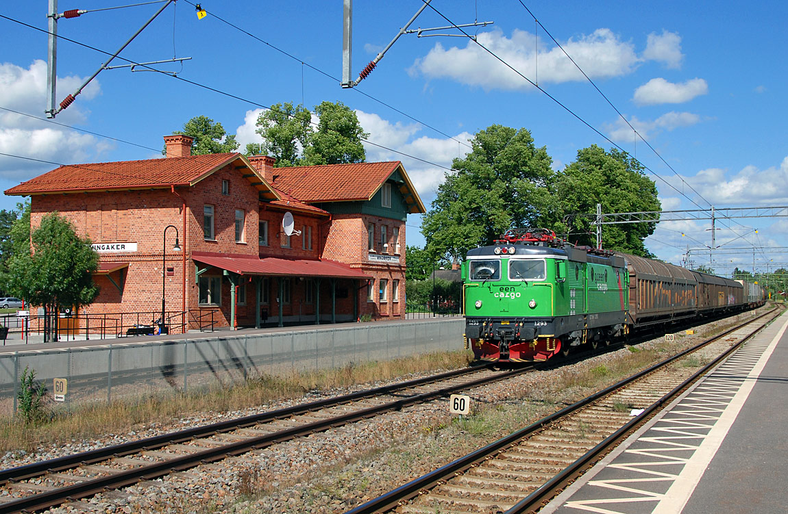 Ett godståg mot Hallsberg i Vingåker 2007. Västgående tåg som gör uppehåll använder sidospåret främst i bild. Vingåker och Sparreholm begåvades med karaktäristiska asymmetriska stationshus vid banans öppnande - båda står kvar än idag. Foto Markus Tellerup.