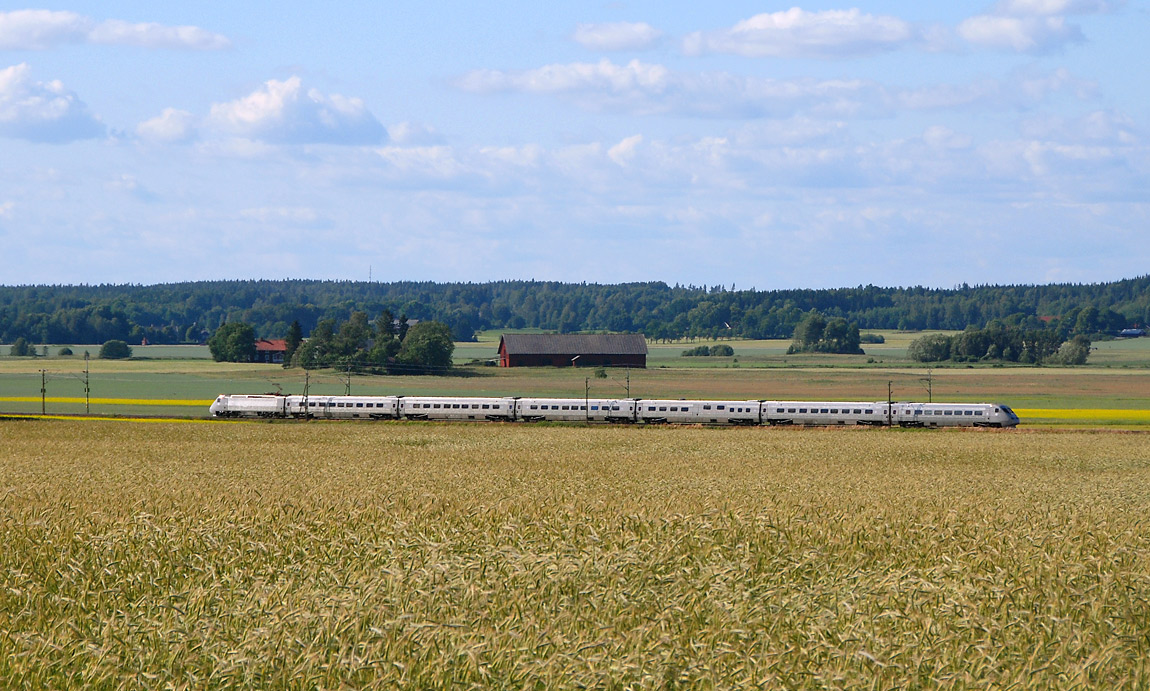 Bild: Ett X2000-tåg mellan Högsjö och Vingåker i juni 2007. Foto Markus Tellerup.