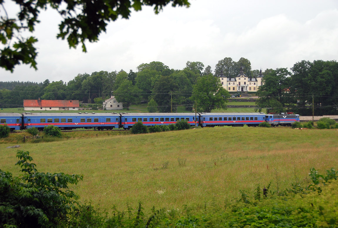 Stenhammars slott strax väster om Flen en julidag 2007. Ett Intercitytåg Oslo-Stockholm passerar. Foto Markus Tellerup.