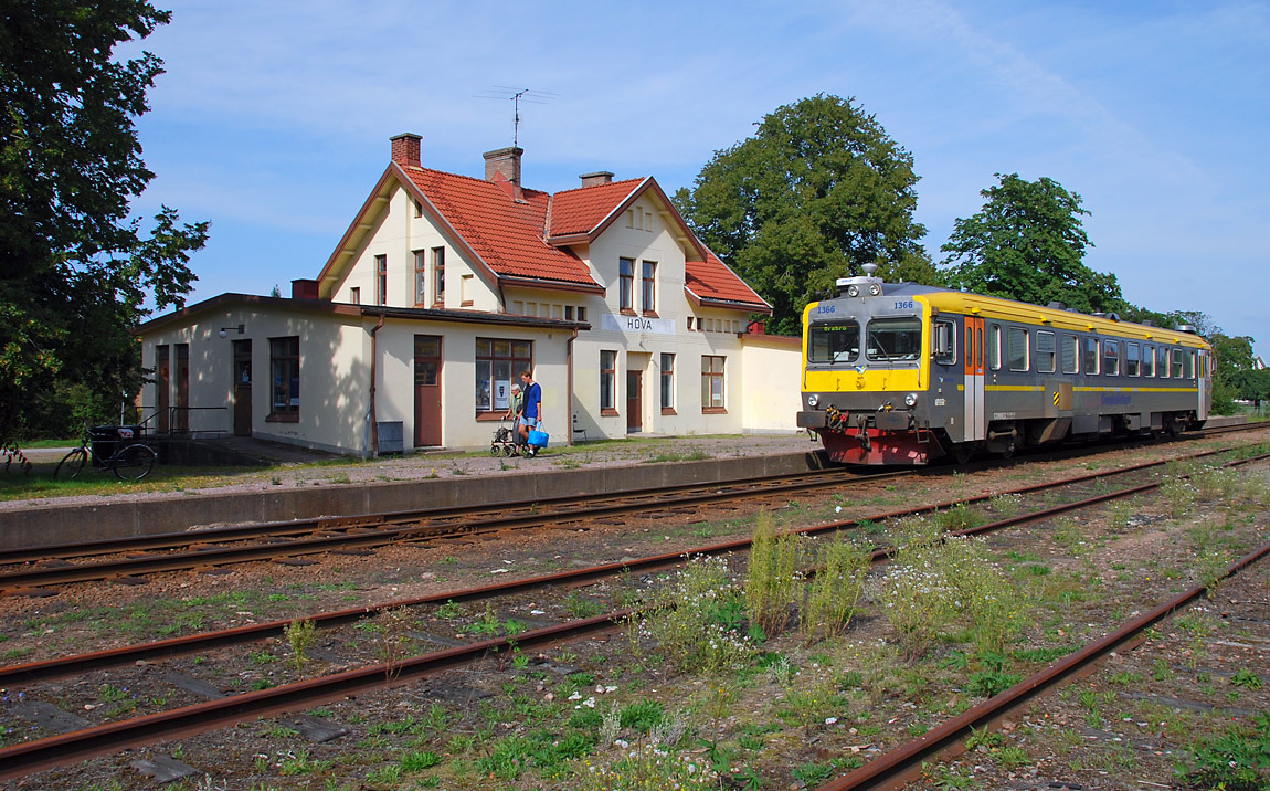 Y1 1366 som tåg mot Örebro gör uppehåll i Hova sommaren 2007. Foto Markus Tellerup.