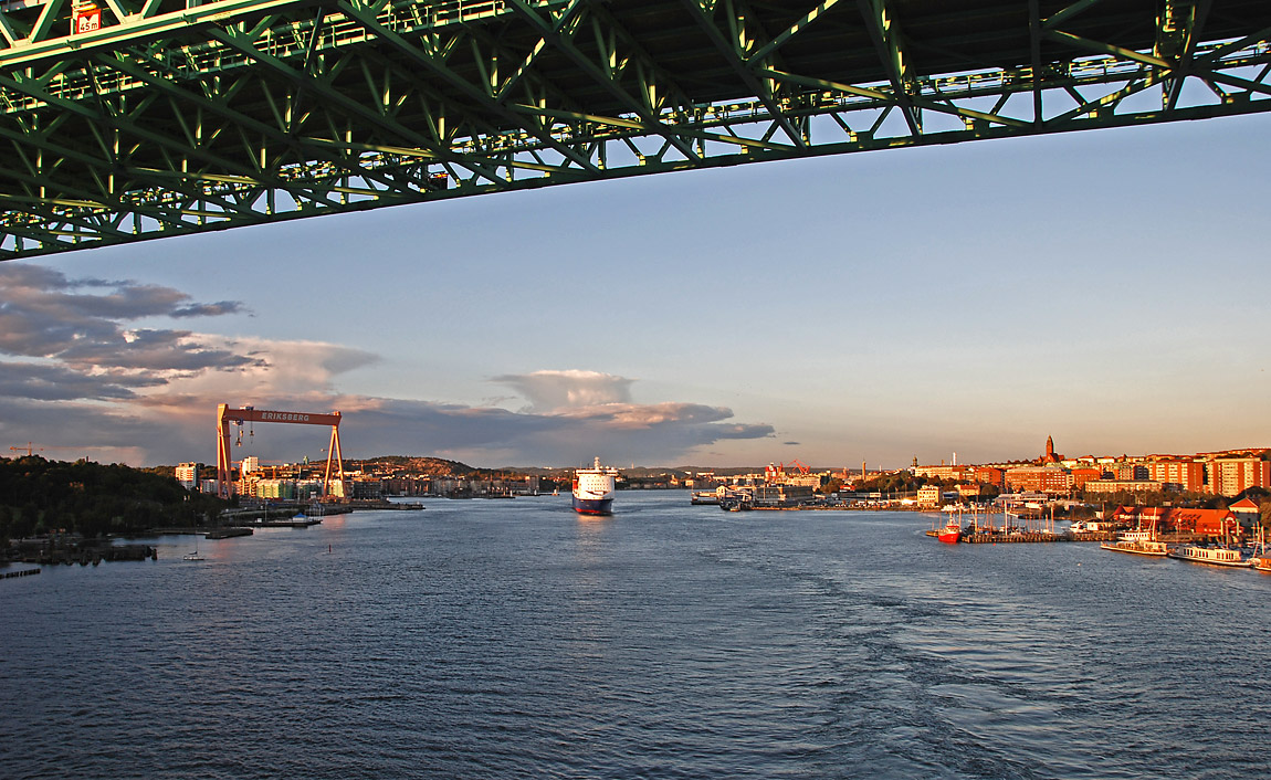 Inre delen av Göteborgs hamn med Älvsborgsbron i förgrunden. Hamnbanan går på Hisingen till vänster i bild där Eriksbergsvarvets bockkran är ett landmärke. Foto 2007, Markus Tellerup.