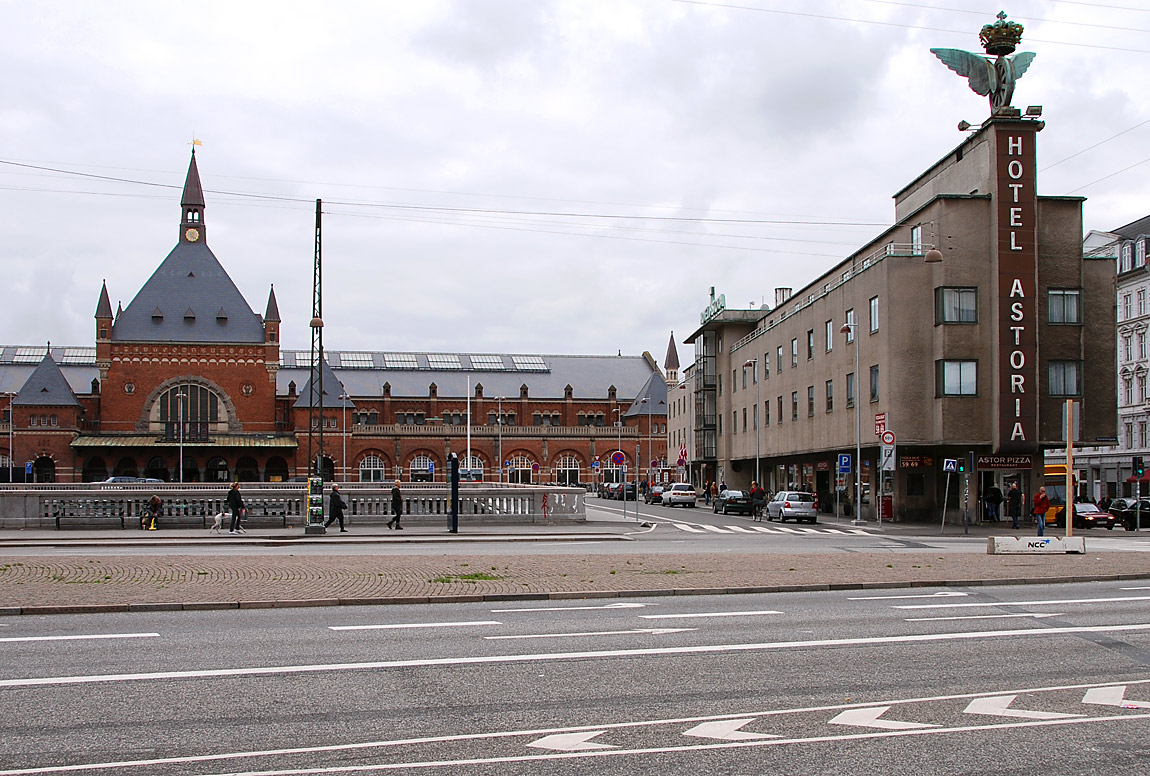 Huvudentrén till København H sedd från Vesterbrogade 2008. Den nuvarande Hovedbanegården invigdes 1911 och var då den tredje i ordningen. Arkitekten Heinrich Wenck ligger bakom en stor del av stationshusen längs de danska järnvägarna. Till höger det klassiska järnvägshotellet Astoria från 1935 som dock inte längre ägs av de danska statsbanorna. Foto Markus Tellerup.