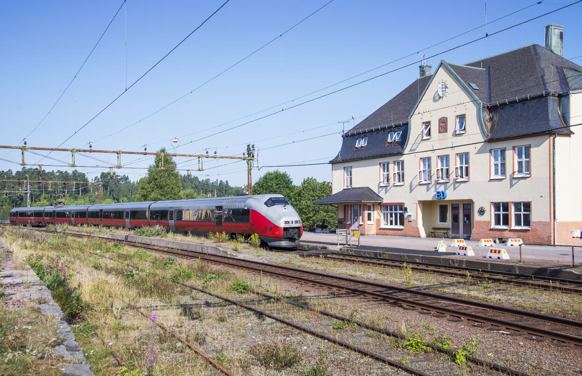 Bild: Ett norskt BM73-tåg gör uppehåll i Ed 2014