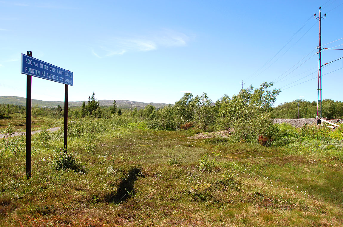 Med tre decimalers noggrannhet utmärks det svenska järnvägsnätets högsta punkt vid km 747 strax öster om Storlien. Foto i juli 2010, Markus Tellerup.