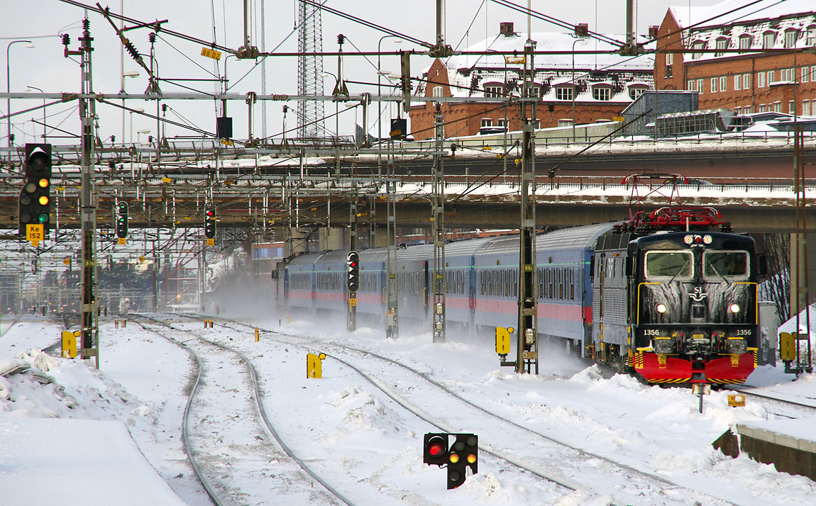 Ett regionaltåg Uppsala-Stockholm vid Karlberg i december 2010. Foto Markus Tellerup.