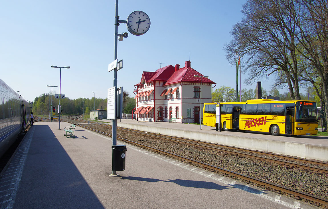 En Y2-motorvagn vänder i Berga på sin väg från Kalmar till Linköping 2011. Foto Markus Tellerup.