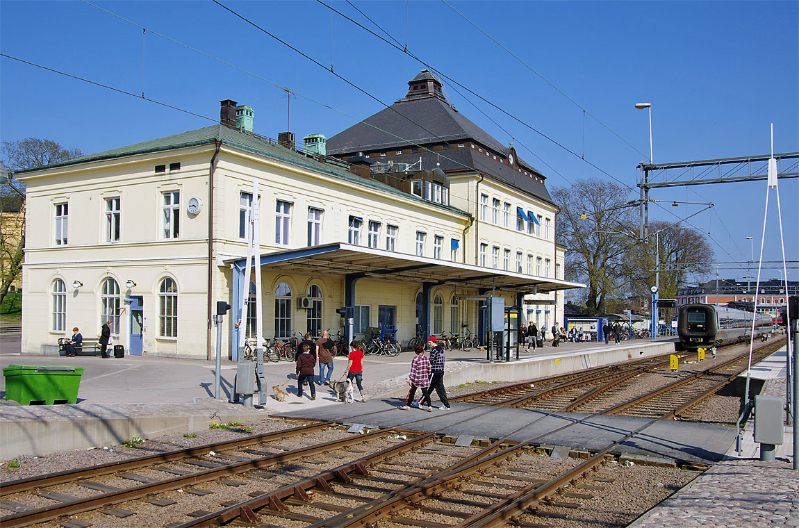 Kalmar C våren 2011. Ursprungligen (1874) bestod stationshuset endast av den lägre delen, medan den bortre höga tillbyggnaden gjordes 1911. Foto Markus Tellerup.