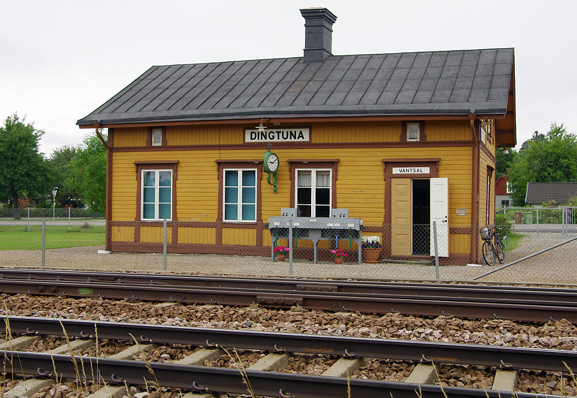 Stationshuset i Dingtuna. Foto 2011, Markus Tellerup.