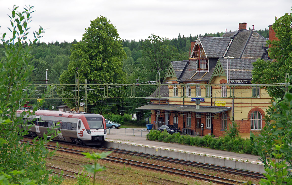 Bild: Tåg i Bergslagens tåg mot Gävle gör uppehåll i Skinnskatteberg.