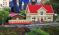 Lyrestad har fått äran att representera Sverige på Legoland i Billund, Danmark. En rälsbuss av Y6-typ lämnar just stationen.