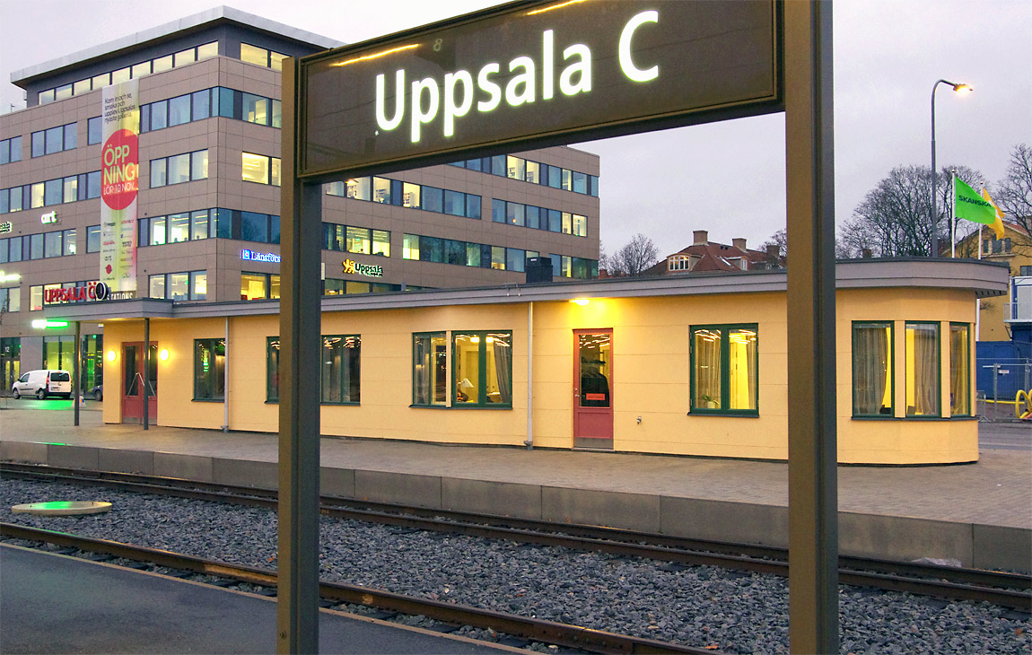 Bild: Det nya stationshuset vid Uppsala Östra i november 2012.