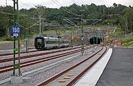 Bild: Ett Öresundståg lämnar lämnar Falkenbergs nya station 2008