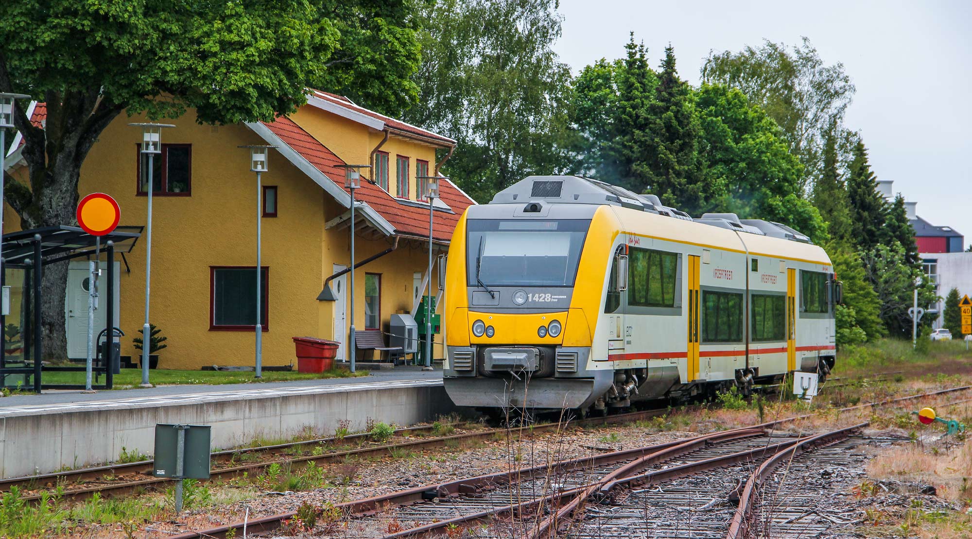 Y31 1428 "John Bauer" lämnar Forsheda på väg mot Värnamo och Nässjö den 17 juni 2015. Foto Christian Tellerup.