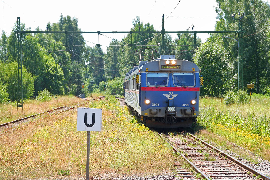 Bild: En X12-motorvagn ankommer Fristad som tåg mot Uddevalla 2005