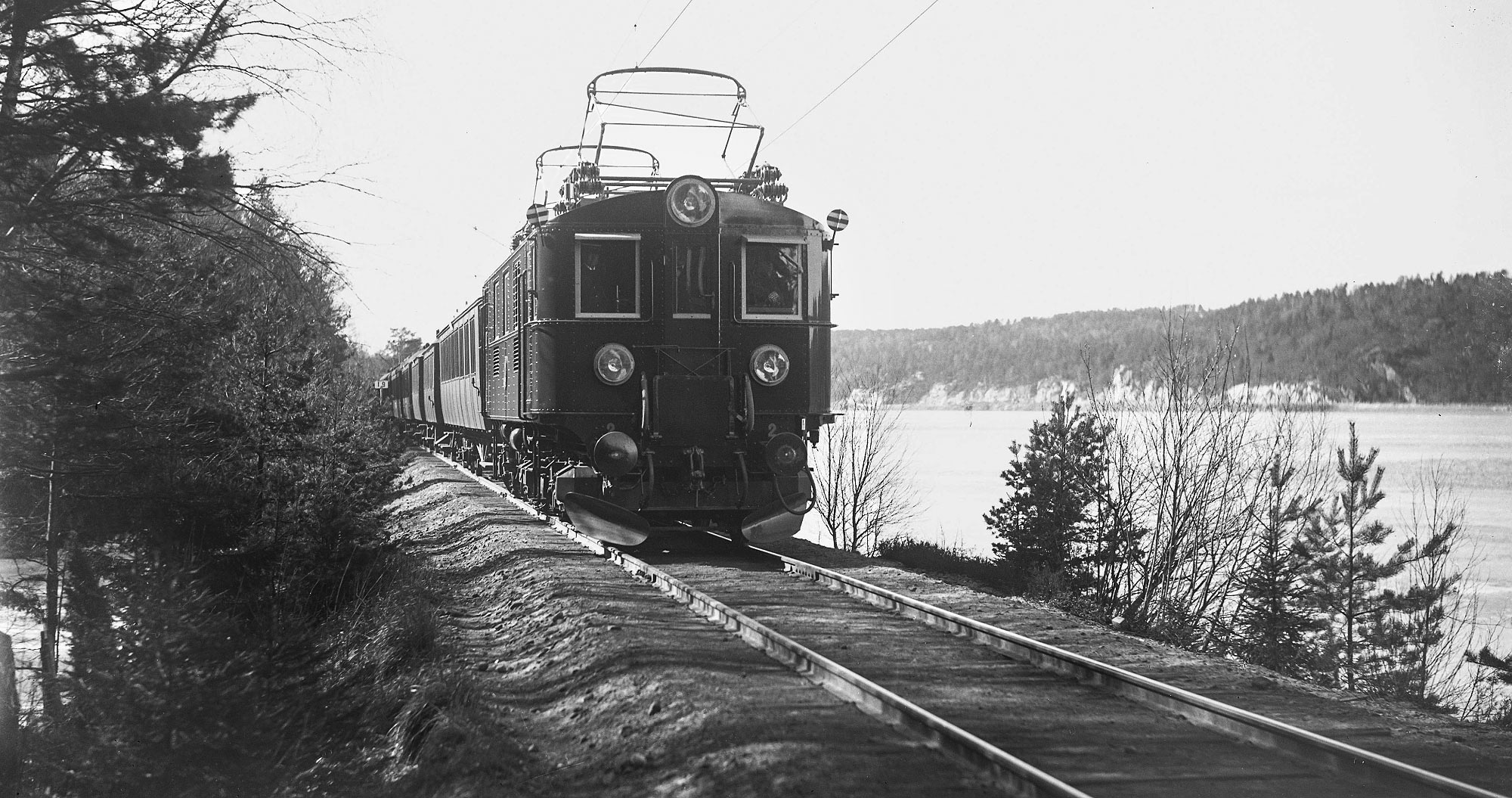 Bild: GBJ ellok Bs 2 med persontåg vid Landvettersjön 1936